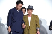 “仲直りのキス”をしたあと、手をつなぐ山下健二郎（左）と上島竜兵（右）。