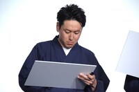 「この夏3人で過ごした一番の思い出は？」というお題に答える山下健二郎。