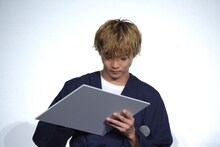 「この夏3人で過ごした一番の思い出は？」というお題に答える佐藤大樹。