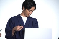 「この夏3人で過ごした一番の思い出は？」というお題に答える佐藤寛太。