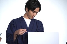 「この夏3人で過ごした一番の思い出は？」というお題に答える佐藤寛太。