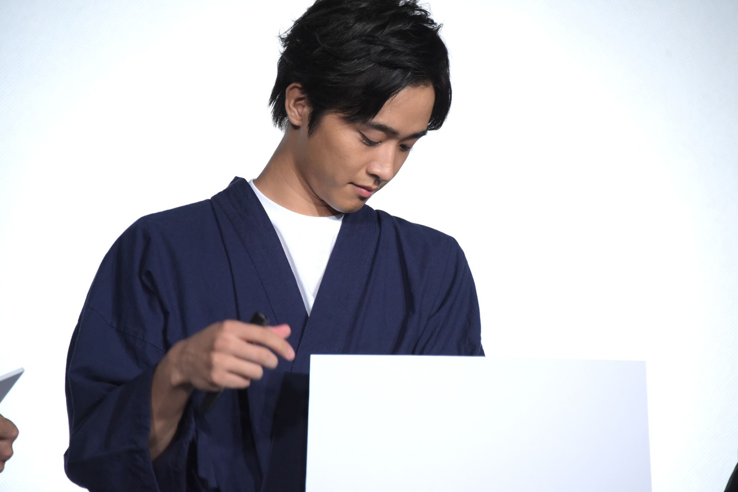 「この夏3人で過ごした一番の思い出は？」というお題に答える佐藤寛太。