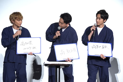 「この夏3人で過ごした一番の思い出は？」というお題に答えた佐藤大樹（左）、山下健二郎（中央）、佐藤寛太（右）。