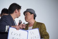 “仲直りのキス”をしようとする寺門ジモン（左）と上島竜兵（右）。