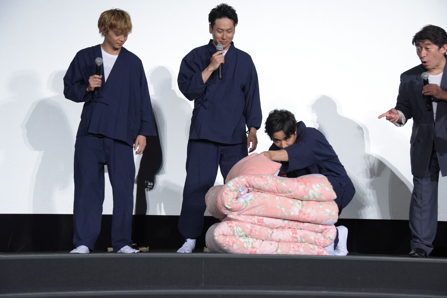 布団を念入りにチェックする佐藤寛太（右から2番目）。
