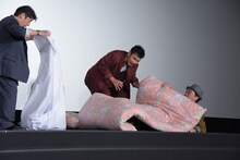 布団早敷き対決に挑むダチョウ倶楽部。