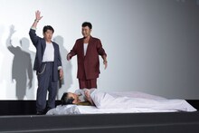 布団を敷き終えたダチョウ倶楽部。