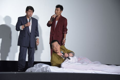 布団の中に入り、見た目を崩してしまったダチョウ倶楽部・上島。