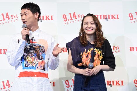 左から笠松将、アヤカ・ウィルソン。