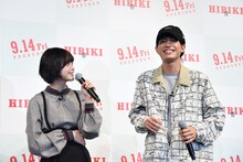 左から平手友梨奈、板垣瑞生。