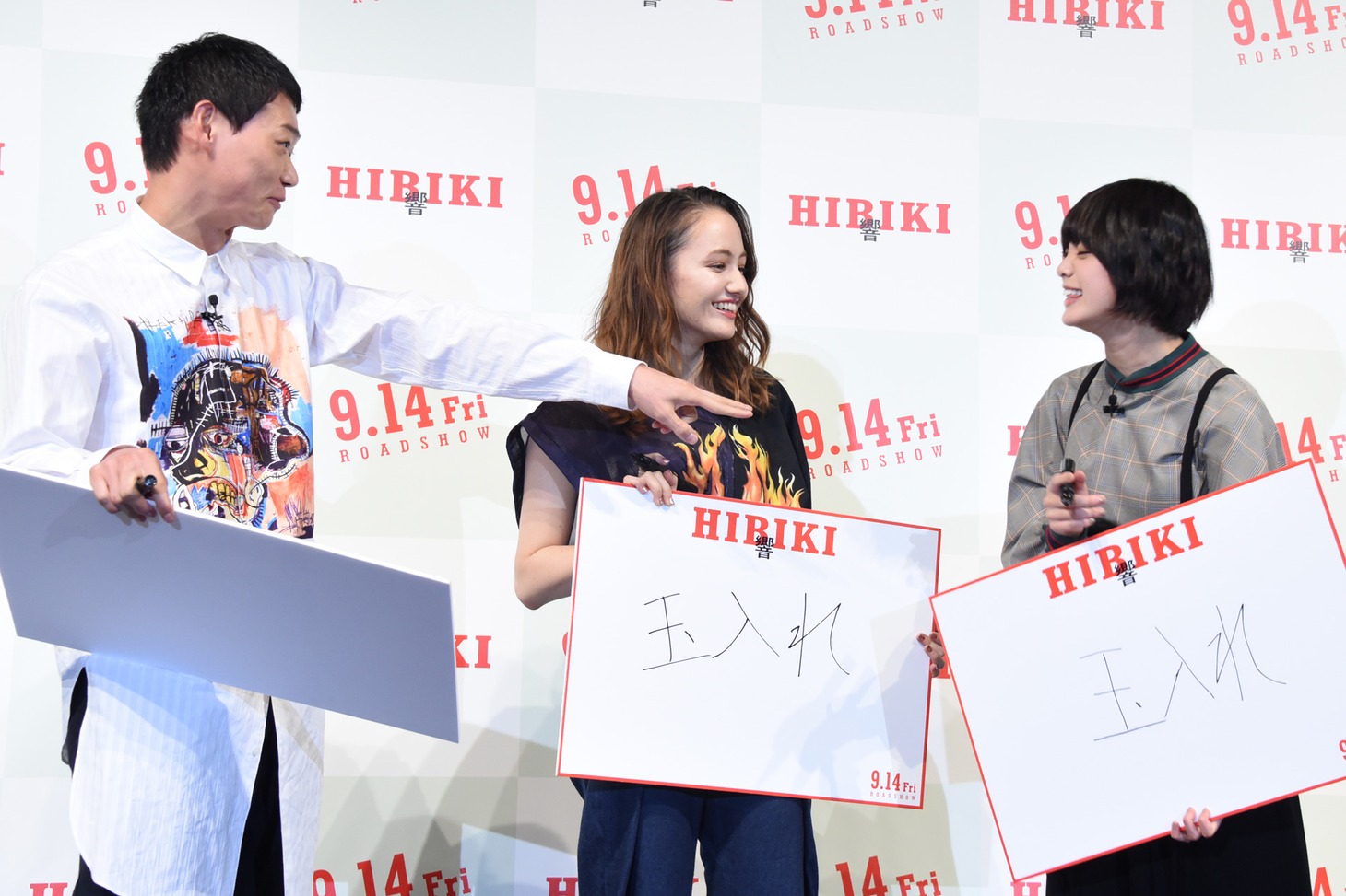 「一致団結！答えをそろえろゲーム」に挑戦する登壇者たち。