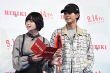 左から平手友梨奈、板垣瑞生。