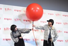 風船におびえる平手友梨奈（左）と板垣瑞生（右）。