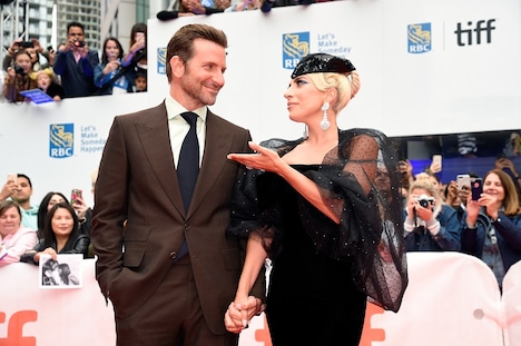 左からブラッドリー・クーパー、レディー・ガガ。 (c)KEVIN MAZUR