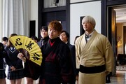 「PRINCE OF LEGEND」より、Team生徒会。手前左から佐野玲於演じる綾小路葵、関口メンディー演じるガブリエル笹塚。