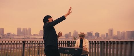 「Revival」ミュージックビデオより。