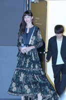 中条あやみ（手前）と佐野勇斗（右奥）。