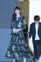 中条あやみ（手前）と佐野勇斗（右奥）。