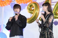 「俺は踊らされてるだけ、愛されない！」と腕を振りながら言う佐野勇斗（左）。