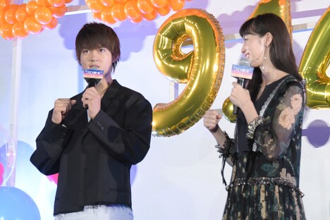 「俺は踊らされてるだけ、愛されない!」と腕を振りながら言う佐野勇斗(左)。