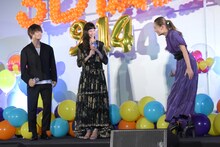 西野カナ（右）を迎える佐野勇斗（左）と中条あやみ（中央）。