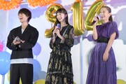 客席からの歓声に笑う佐野勇斗(左)、中条あやみ(中央)、西野カナ(右)。