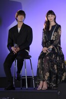 西野カナの歌唱を待つ佐野勇斗（左）と中条あやみ（右）。