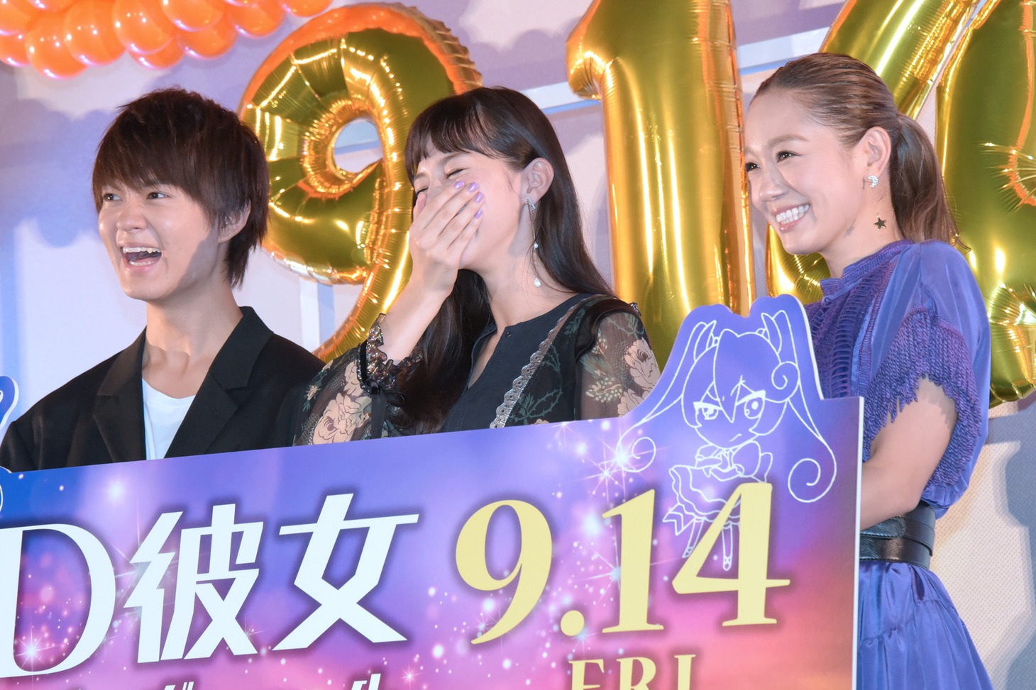 ヒートアップする客席からの歓声に笑う佐野勇斗（左）、中条あやみ（中央）、西野カナ（右）。