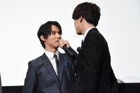 甲斐翔真（右）にちょっかいを出す中川大志（左）。