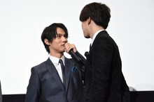 甲斐翔真（右）にちょっかいを出す中川大志（左）。