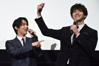 愛され男子の称号を得た甲斐翔真（右）をうらやましがる中川大志（左）。