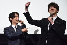 愛され男子の称号を得た甲斐翔真（右）をうらやましがる中川大志（左）。