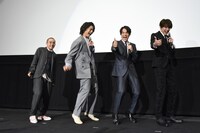 電流が流れるペンを握るキャストたち。