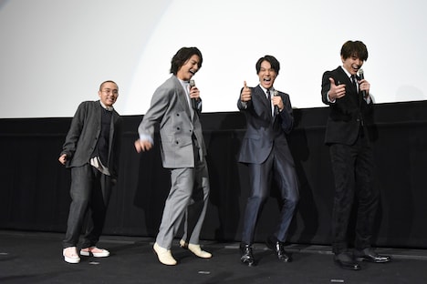 電流が流れるペンを握るキャストたち。