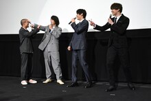 「余裕です」と語る若林時英（左）を不思議がるキャストたち。