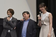 勝負の行方を笑いながら見守る小池徹平（左）、井口昇（中央）、唐田えりか（右）。