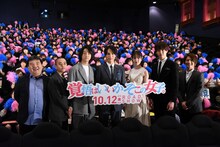 左から井口昇、若林時英、伊藤健太郎、中川大志、唐田えりか、甲斐翔真、小池徹平。
