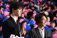 左から甲斐翔真、小池徹平。