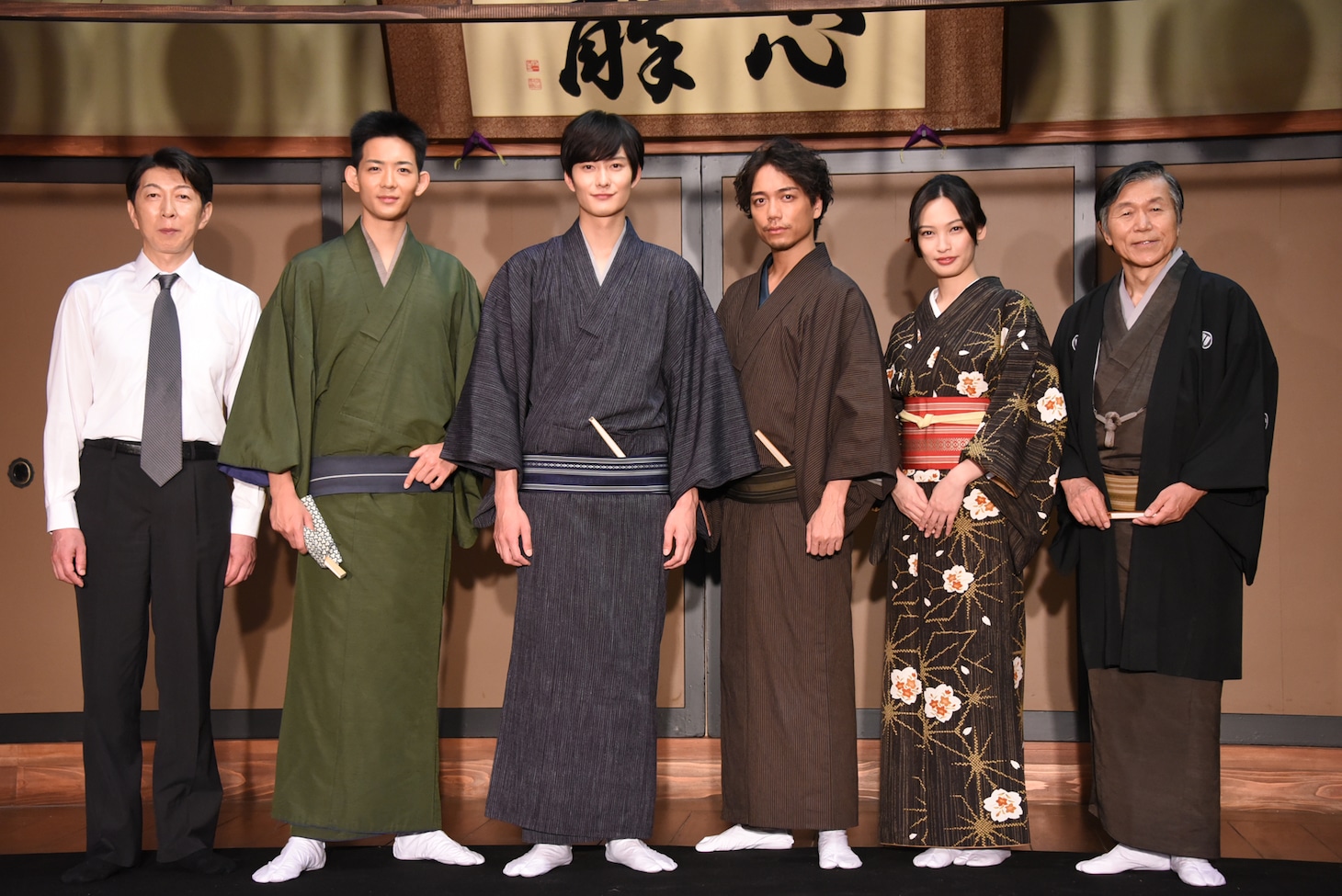 左から篠井英介、竜星涼、岡田将生、山崎育三郎、大政絢、平田満。