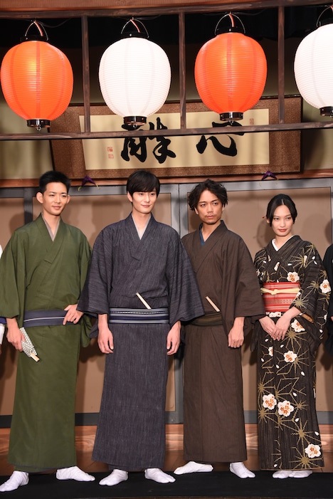 左から竜星涼、岡田将生、山崎育三郎、大政絢。