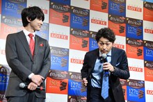 モニターで自分を確認しながら「なんか（トレンディエンジェルの）『斎藤さんだぞ』みたいになってる」と言う安田顕（右）。