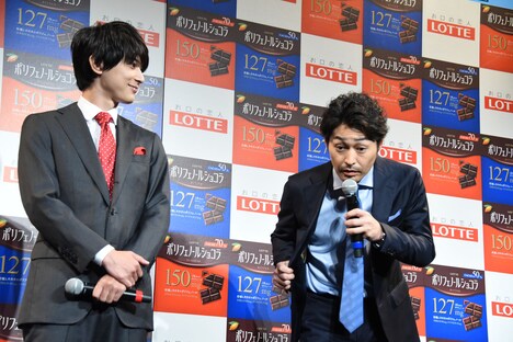 モニターで自分を確認しながら「なんか（トレンディエンジェルの）『斎藤さんだぞ』みたいになってる」と言う安田顕（右）。