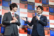 テレビ番組で「いい声の俳優」として自分の名前を挙げてくれた吉沢亮（左）に感謝を述べる安田顕（右）。
