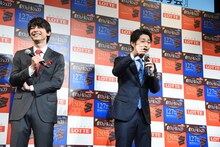 Webドラマの特殊なカメラでの撮影を回想する安田顕（右）。