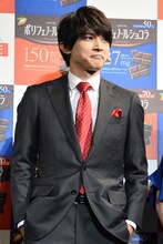 「どっちのポリフェノール？」コーナーにて、後輩役の演技をする吉沢亮。