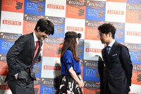 「どっちのポリフェノール？」コーナーにて、首をぐらぐらさせながら女性に迫る安田顕（右）。