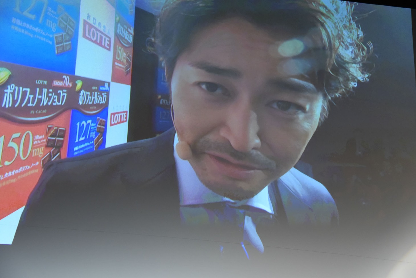 「どっちのポリフェノール？」コーナーにて、スクリーンに映し出された安田顕。