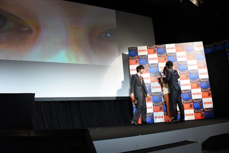 「どっちのポリフェノール？」コーナーにて、女性に壁ドンする安田顕（右手前）。