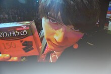 「どっちのポリフェノール？」コーナーにて、スクリーンに映し出された吉沢亮。