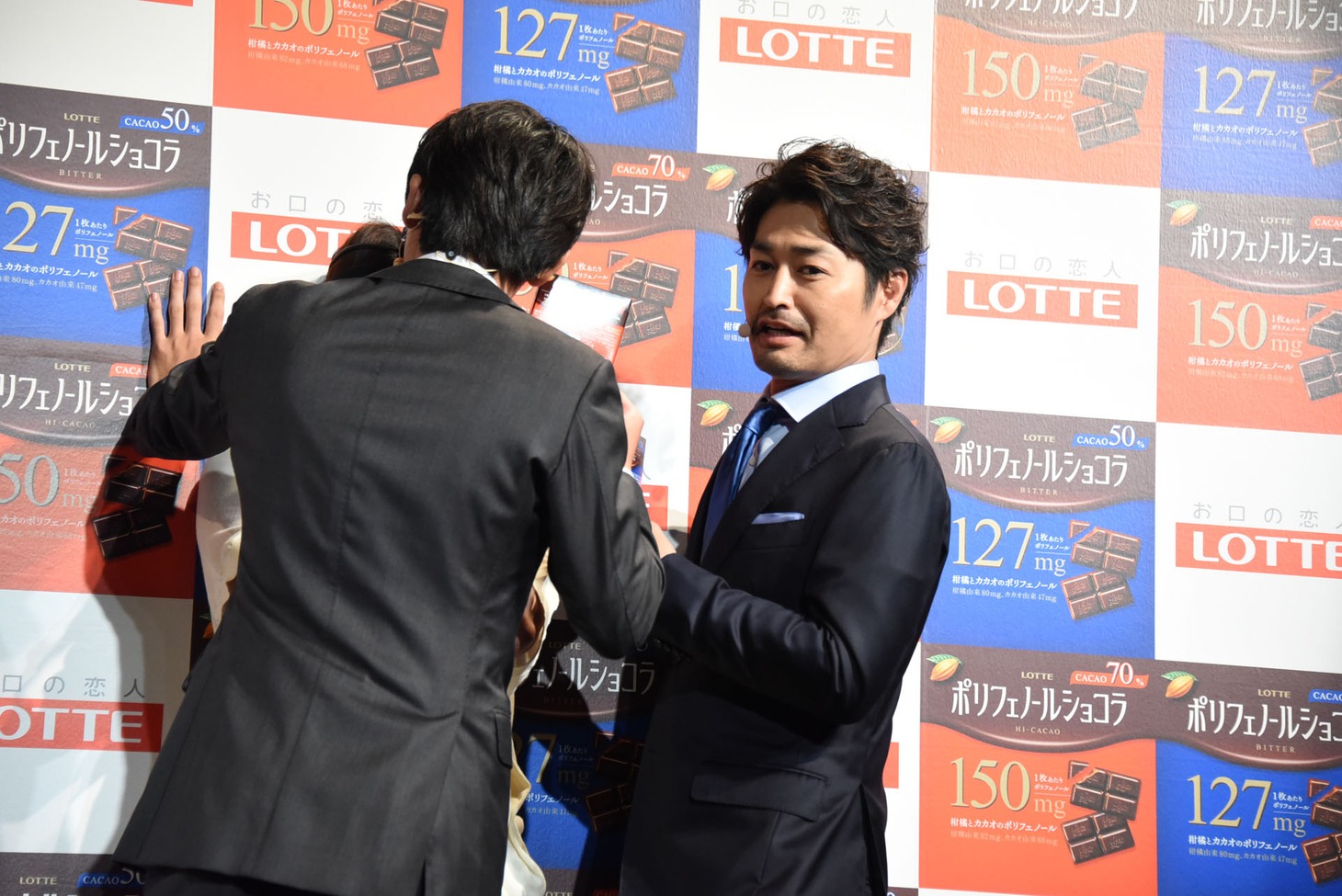 「どっちのポリフェノール？」コーナーにて、交互に壁ドンする吉沢亮（左手前）と安田顕（右手前）。